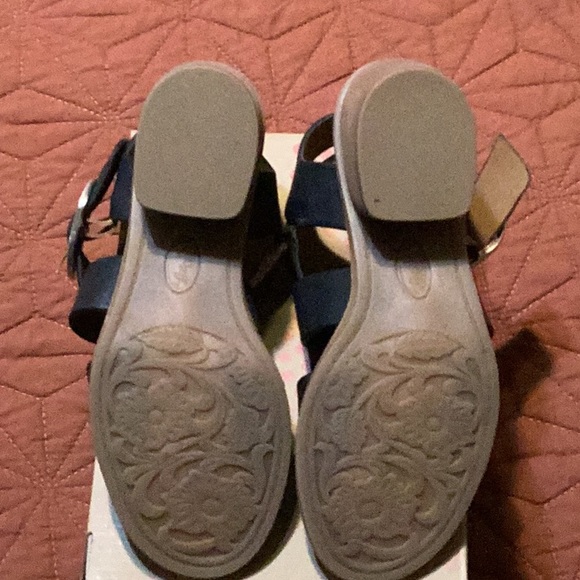 Euro soft black sandals. Size 7M. Man made material in great condition. - Picture 5 of 6